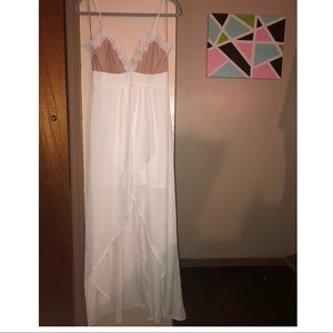 SALE!!! 💃🏽💃🏽 Beautiful Flowy Tan & White Dress